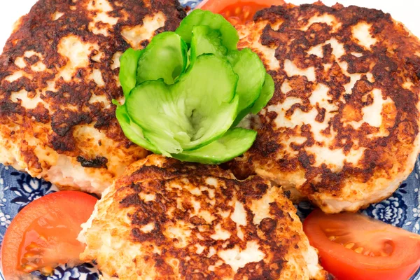 Dieta frito costeletas de frango com queijo pepino tomate jantar almoço pequeno-almoço casa cozinha saúde orgânica — Fotografia de Stock