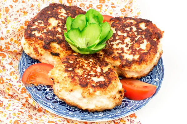 Dieta chuletas de pollo frito con queso pepino tomate cena almuerzo desayuno casa cocina salud orgánica —  Fotos de Stock