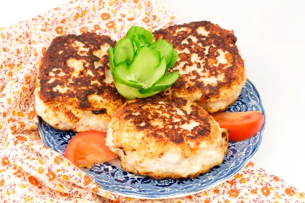 Dieta frito costeletas de frango com queijo pepino tomate jantar almoço pequeno-almoço casa cozinha saúde orgânica — Fotografia de Stock