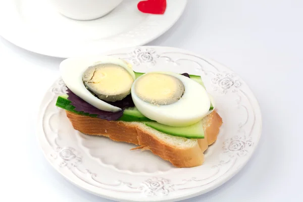 Сэндвич яйцо огурец чай завтрак обед белый фоновый органический эко здоровый образ жизни диета домашняя пища — стоковое фото
