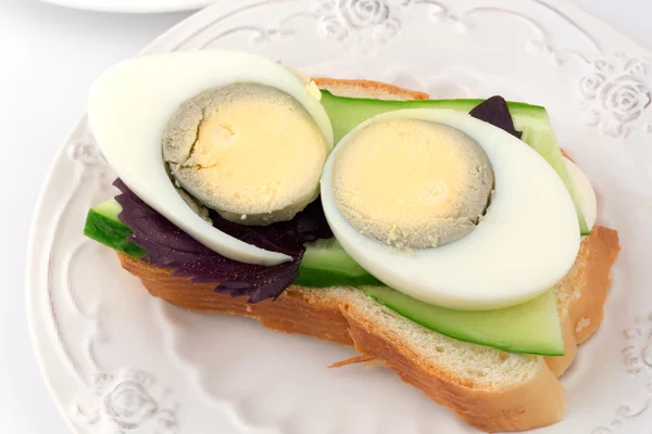 Огурец сэндвич с яйцом завтрак обед белый фоновый органический эко здоровый образ жизни диета домашняя пища — стоковое фото