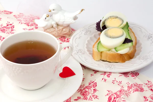 Sandwich oeuf concombre thé petit déjeuner déjeuner dîner blanc fond bio éco vie saine alimentation maison — Photo