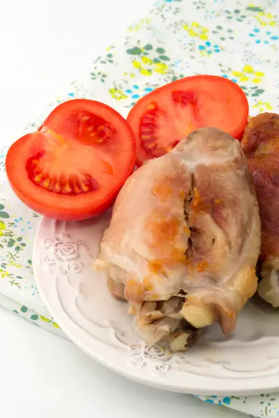 Gebakken kip diner lunch tomaat komkommer witte achtergrond organische eco gezond leven dieet thuis koken — Stockfoto