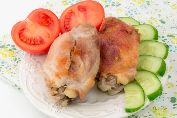 油炸鸡肉晚餐午餐番茄黄瓜白色背景有机生态健康生活饮食 — 图库照片
