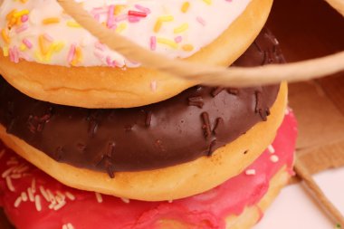 Kağıt poşetler içinde kızarmış çörek