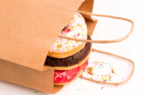 Donuts fritos em sacos de compras de papel — Fotografia de Stock