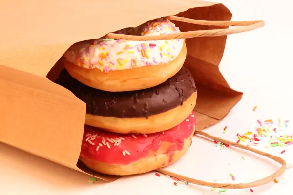 Donuts fritos em sacos de compras de papel — Fotografia de Stock