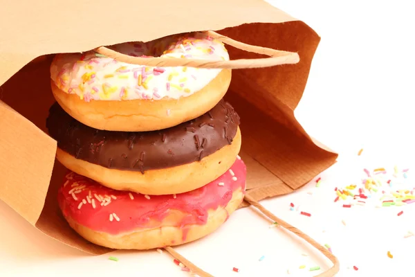 Donuts fritos em sacos de compras de papel — Fotografia de Stock