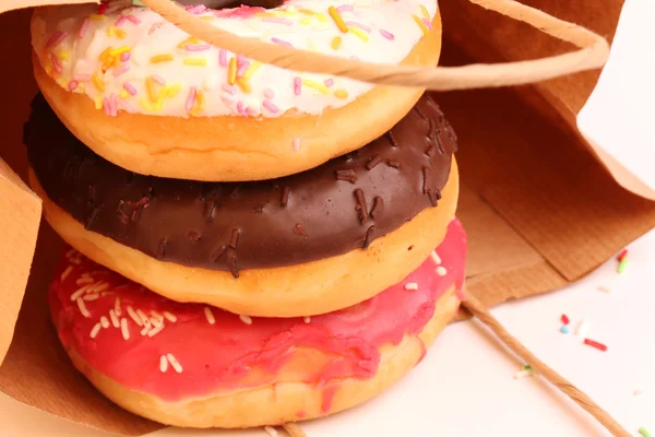 Donuts fritos em sacos de compras de papel — Fotografia de Stock