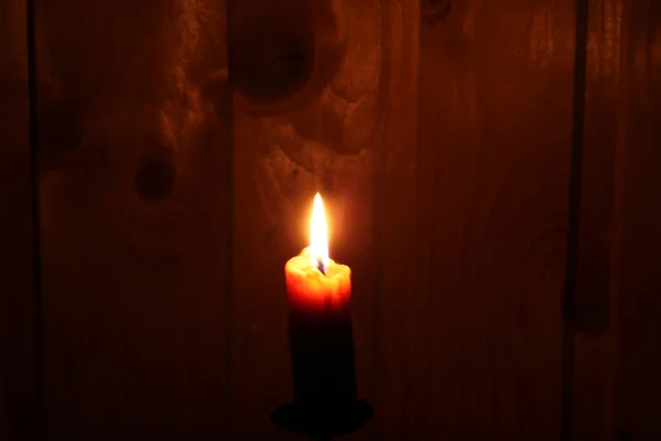在黑暗的火焰中点燃蜡烛神秘的浪漫 — 图库照片