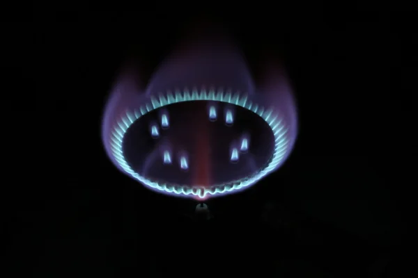 Brinnande gasbrännare lågan i mörka mystiska Romantik — Stockfoto