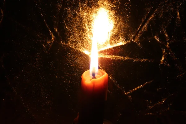 Vela ardente no fogo escuro romance místico — Fotografia de Stock