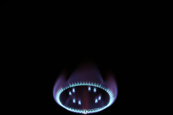 Queimando chama queimador de gás no romance místico escuro — Fotografia de Stock