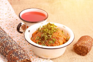 kırsal ev yapımı öğle yemeği tavuk domates ekmek komposto yavaş pişirme Fransız ekmek kızarmış.