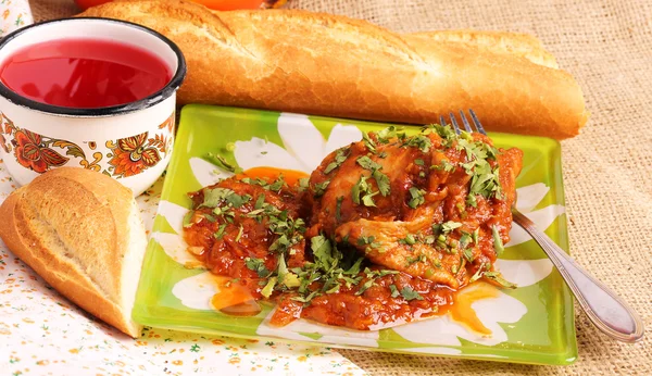 Landelijke zelfgemaakte lunch kip gestoofd in tomaten Frans brood van brood compote langzaam koken — Stockfoto