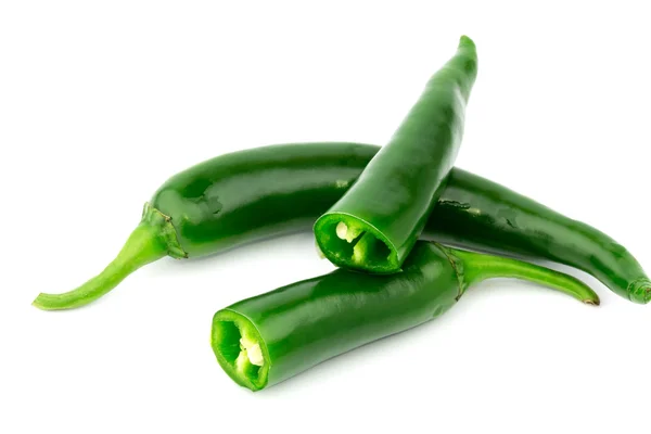 Bittere groene paprika's geïsoleerd op witte achtergrond — Stockfoto