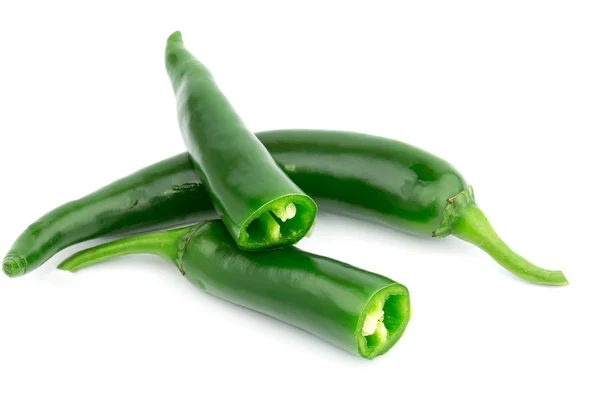 Hořké zelené papriky izolovaných na bílém pozadí — Stock fotografie
