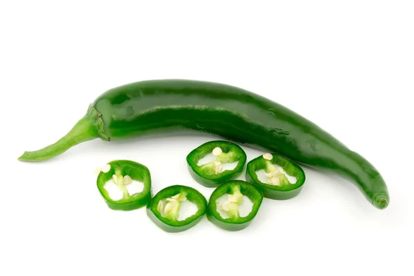 Bittere groene paprika's geïsoleerd op witte achtergrond — Stockfoto