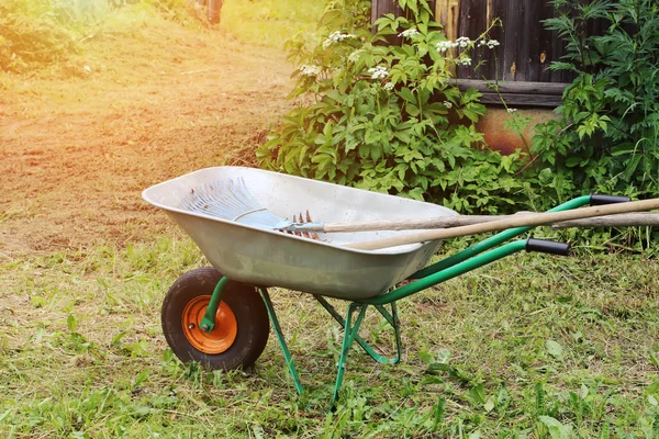 Εργαλεία κήπου τσουγκράνα τρόλεϊ άνοιξη καλοκαίρι — Φωτογραφία Αρχείου