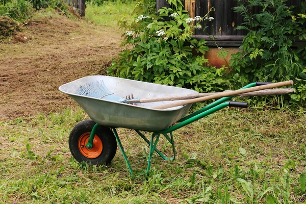 Bahçe aletleri yazın tramvay tırmıklar