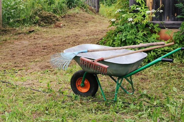 Zahradní nářadí hrabe vozík letní jaro — Stock fotografie