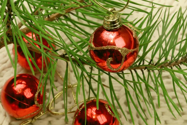 Kerstboom met Nieuwjaar ballen — Stockfoto