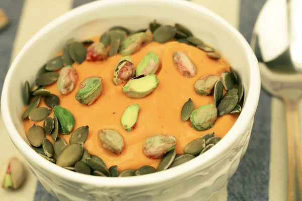 Осенний тыквенный суп с фисташками — стоковое фото