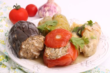 dolması patlıcan biber domates Lahana yaprakları ve etli pirinç zemin üzerinde beyaz bir arka plan yeşil