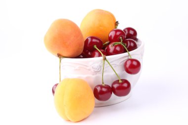 Kiraz kayısı vintage seramik kase izole beyaz arka plan meyve