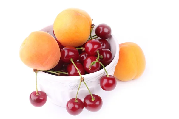 Cherry Apricot vintage ceramic bowl isolated white background fruits — Stock Photo, Image