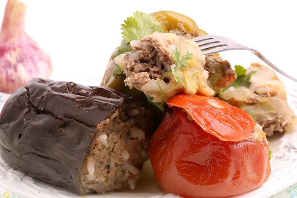 Gevulde aubergine peper tomaat koolbladeren vleespuree met rijst en groen op een witte achtergrond — Stockfoto