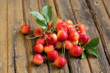 Eski ahşap arka plan retro vintage üzerinde taze tatlı kiraz