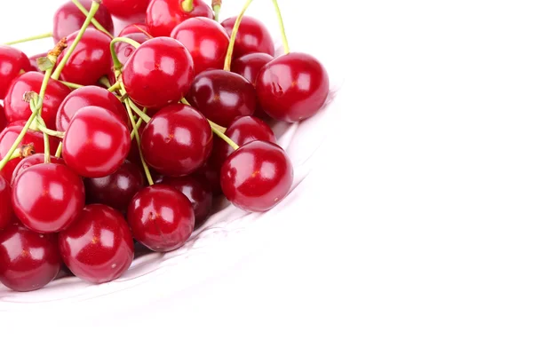 Cerezas frescas en una placa de cerámica blanca aislada sobre fondo blanco — Foto de Stock