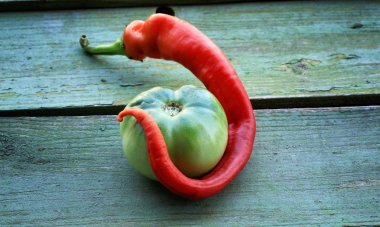 eski ahşap zemin üzerine yeşil acı biber domates