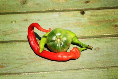 eski ahşap zemin üzerine yeşil acı biber domates