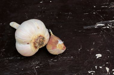 eski ahşap zemin üzerine sarımsak