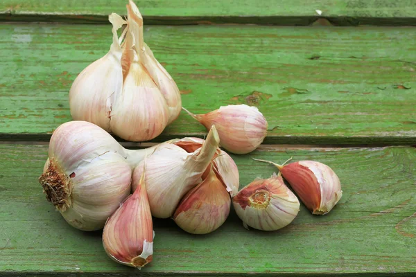 Knoflook op oude houten achtergrond — Stockfoto