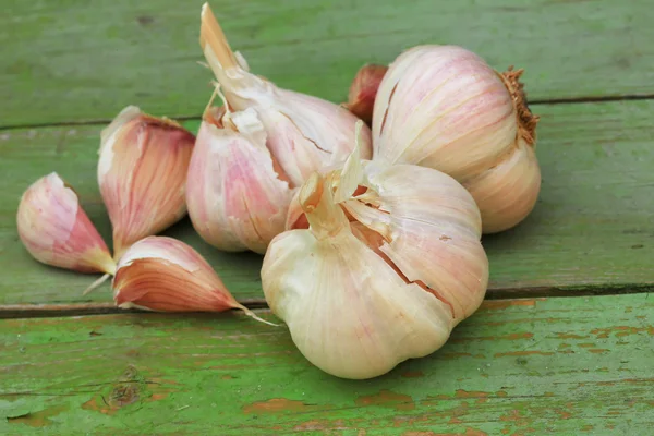 Knoflook op oude houten achtergrond — Stockfoto