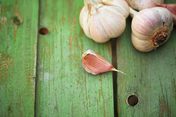 Knoflook op oude houten achtergrond — Stockfoto