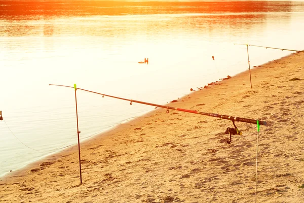 Canne à pêche en soirée sur le coucher du soleil de la rivière — Photo