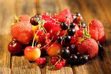 eski ahşap zemin üzerine taze yaz meyveleri karışımı