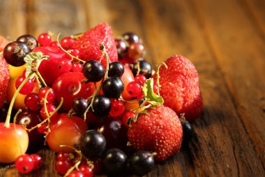 eski ahşap zemin üzerine taze yaz meyveleri karışımı