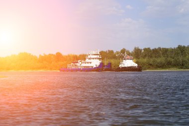 Kargo gemisi nehirde Don Rusya yelken