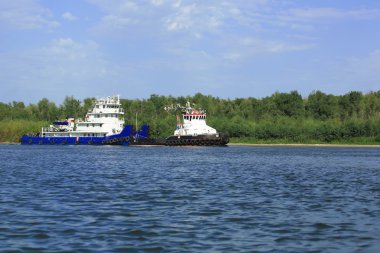 Kargo gemisi nehirde Don Rusya yelken
