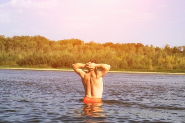 Bel-derin suda ayakta nehirdeki adam banyoları