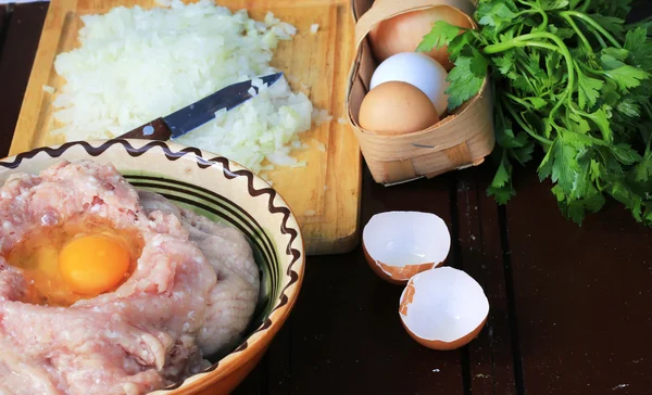 Pollo molido carne para albóndigas huevos picados cebolla ajo madera —  Fotos de Stock