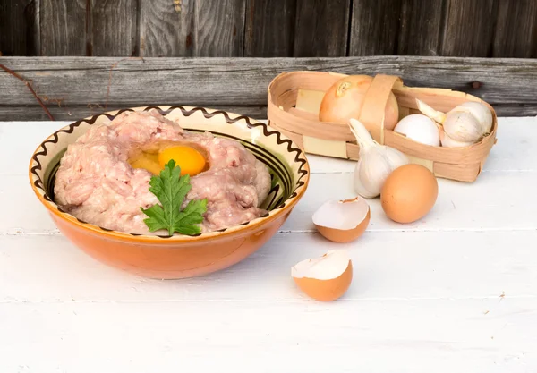Tavuk kıyma köfteleri soğan sarımsak yumurta ahşap backgro için