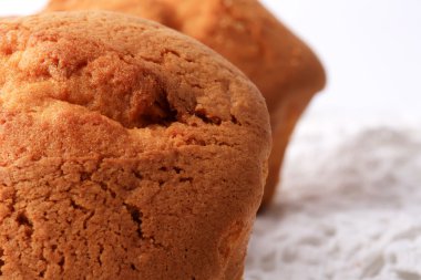 Beyaz ahşap arka plan dantel yumuşak seçici odak taze ev yapımı kekler yakın çekim