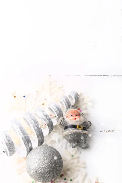 Beyaz ahşap zemin üzerinde Noel tebrik kartı Noel Baba yeni yıl oyuncaklar — Stok fotoğraf