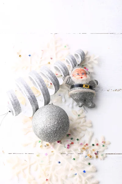 Natal cartão de saudação brinquedos do Ano Novo de Santa em um fundo de madeira branco — Fotografia de Stock